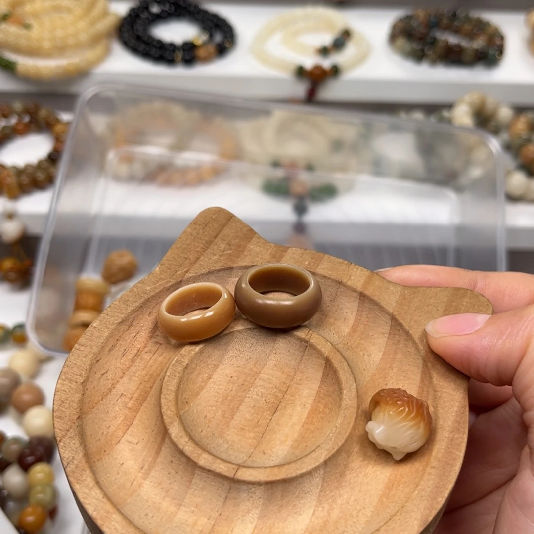 白玉菩提吊坠两个跑环一个醒狮