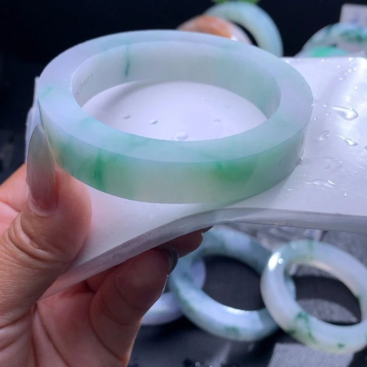 未镶嵌翡翠手镯定制翡翠