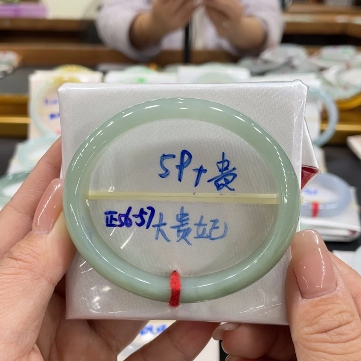 翡翠手镯未镶嵌翡翠