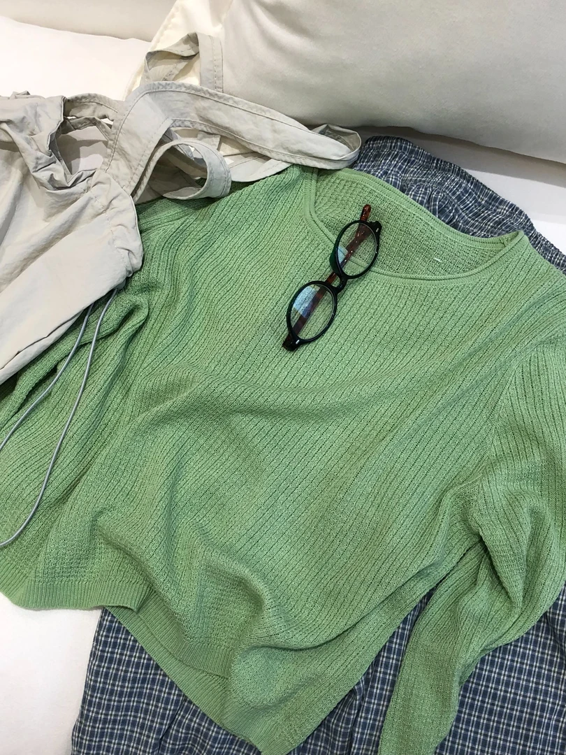 路一.韩国 Seoul    苔藓    绿色针织上衣