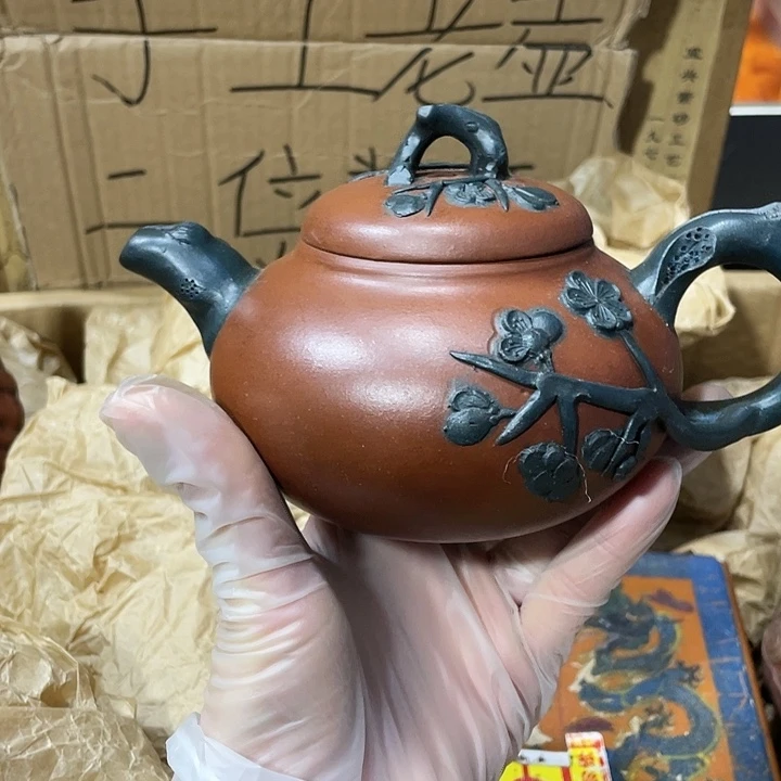 茶壶紫砂矿泥料手工制作的一把紫砂壶。