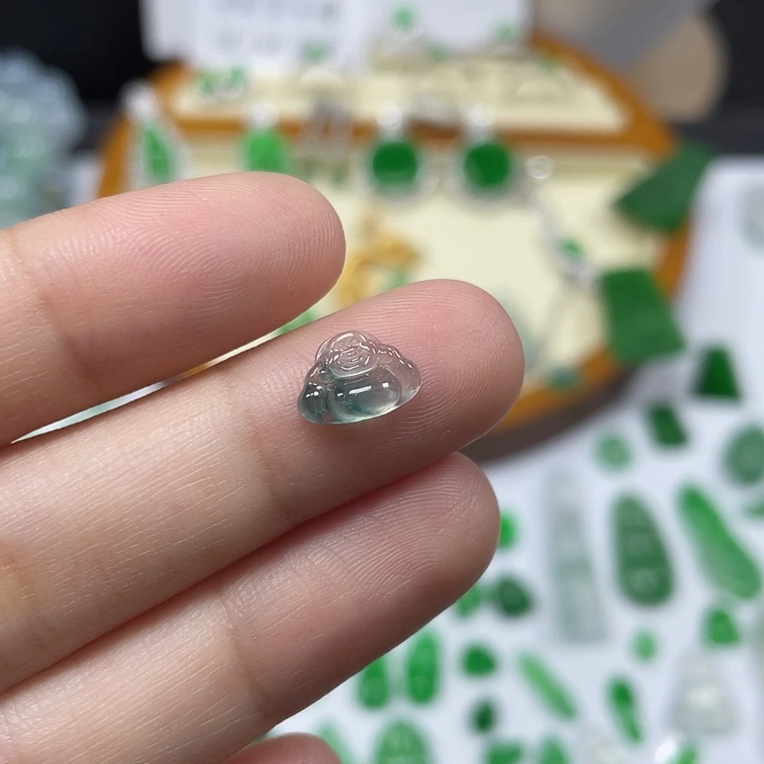 翡翠未镶嵌颈饰佛公