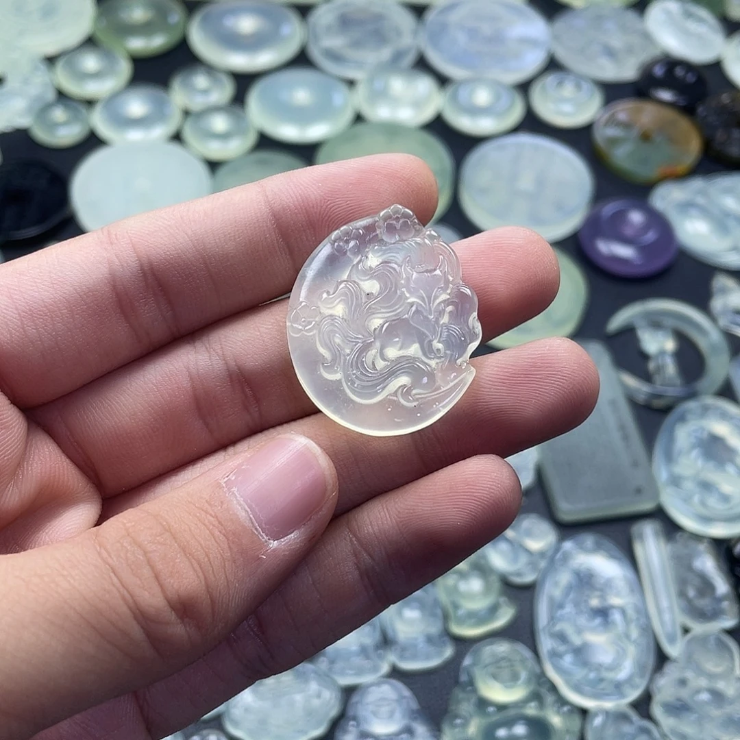 岫玉未镶嵌颈饰九尾狐