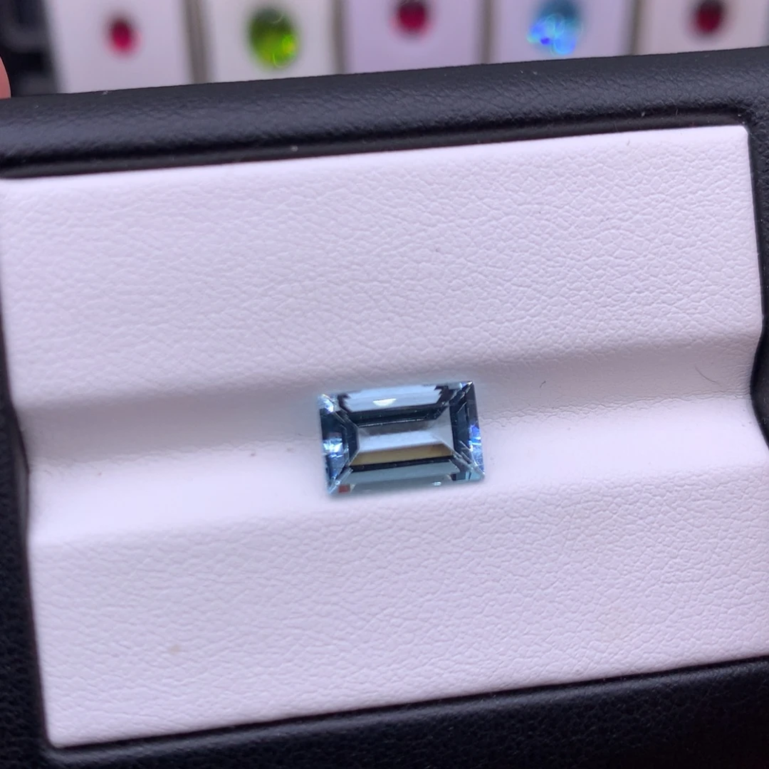 海蓝宝石裸石2.6克拉直角方圣玛利亚