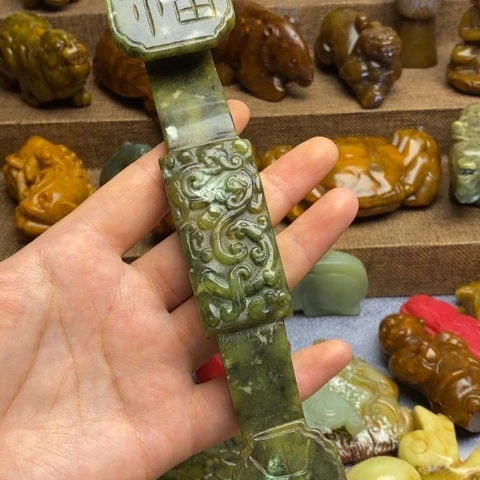 蛇纹石玉未镶嵌颈饰
