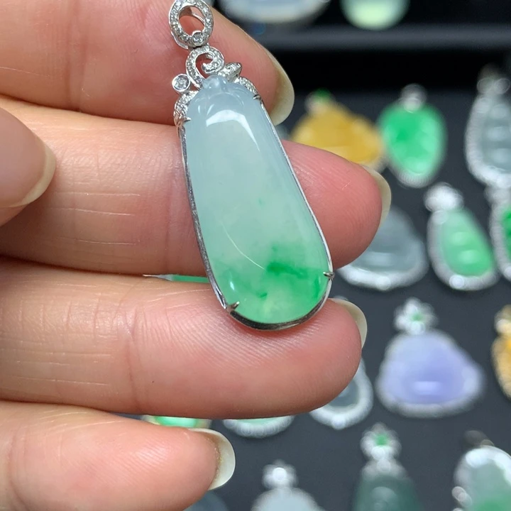 翡翠18K金镶嵌颈饰吊坠