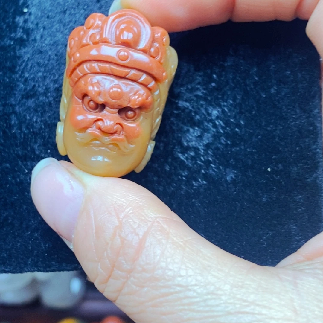 未镶嵌石英质玉（黄龙玉）颈饰