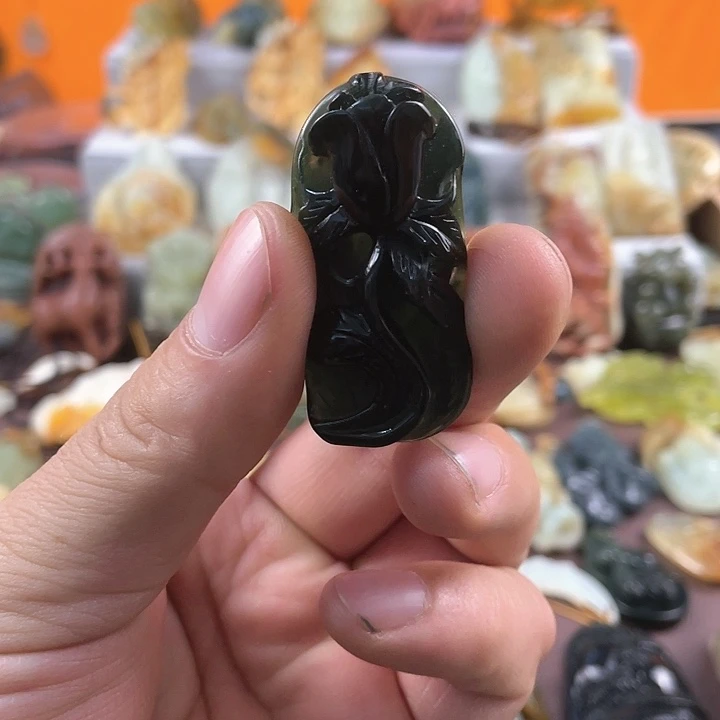 蛇纹石玉颈饰未镶嵌