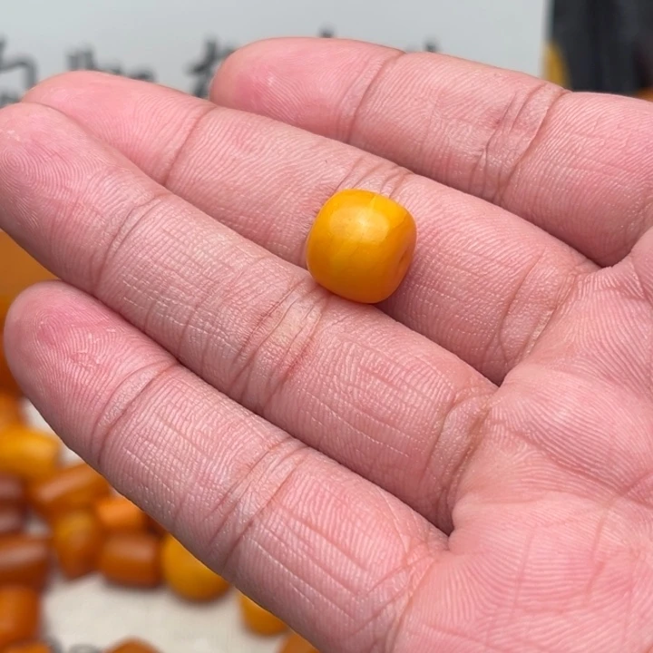 云***心琥珀未镶嵌裸石蜜蜡墩子