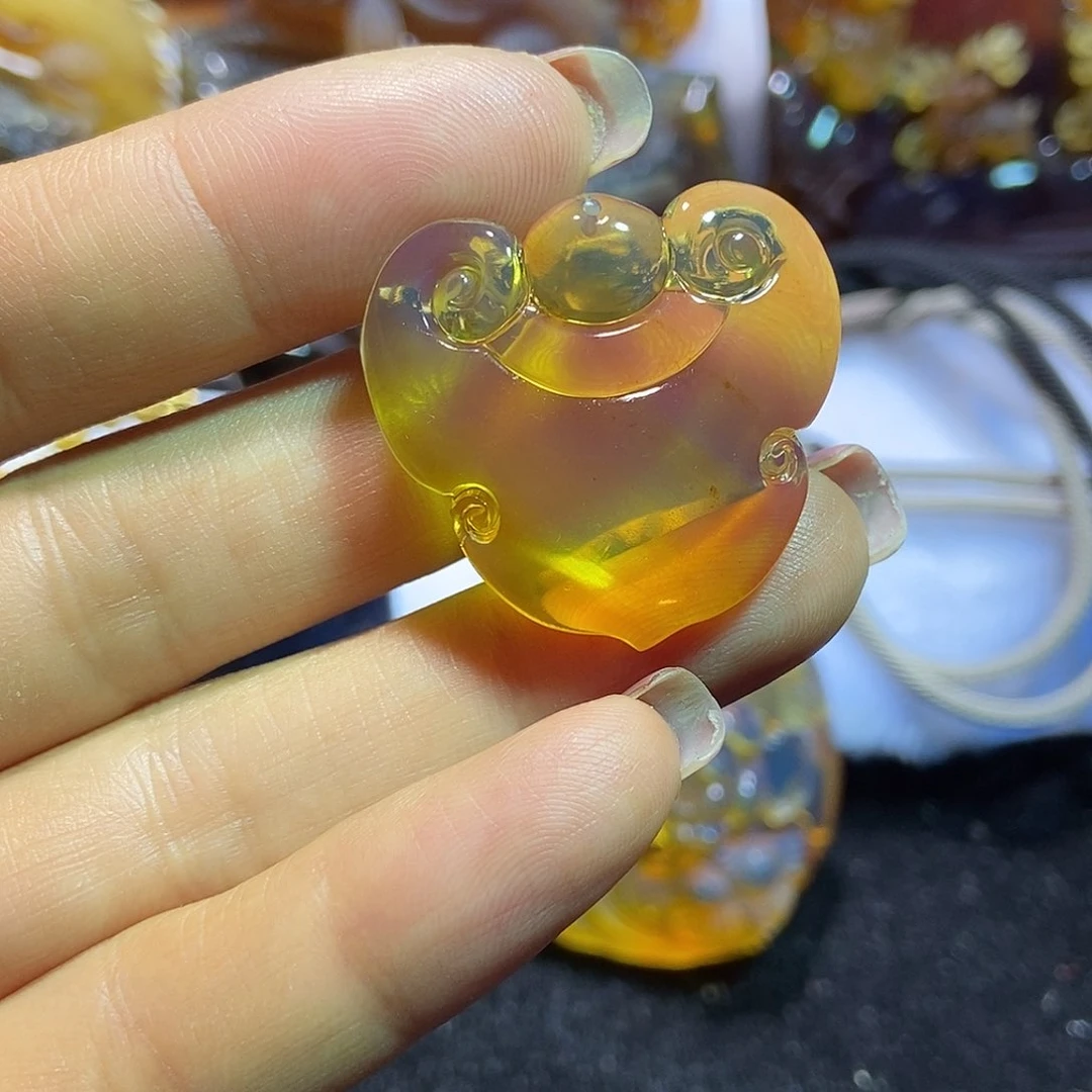 琥珀颈饰未镶嵌如意