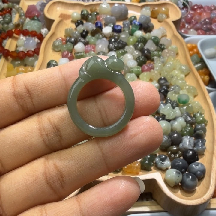 和田玉未镶嵌珠宝半成品?****猬