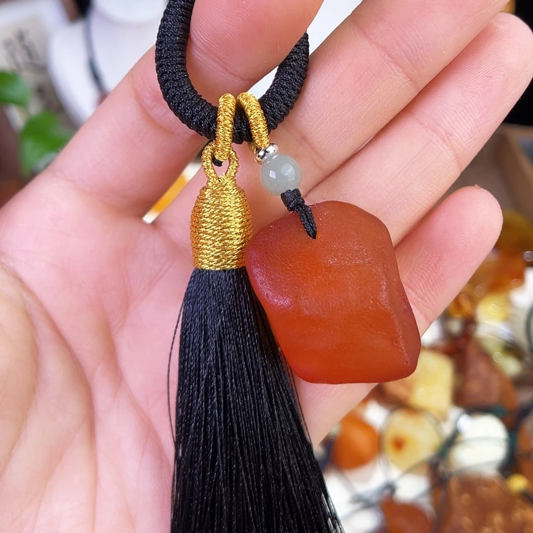 琥珀珠宝奇石未镶嵌。