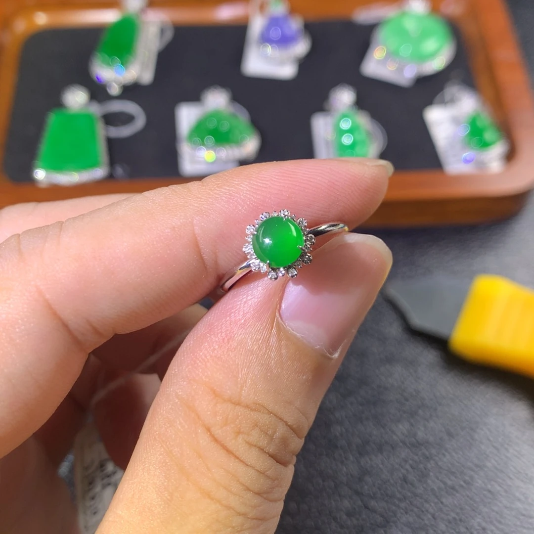 18K金镶嵌戒指翡翠翡翠