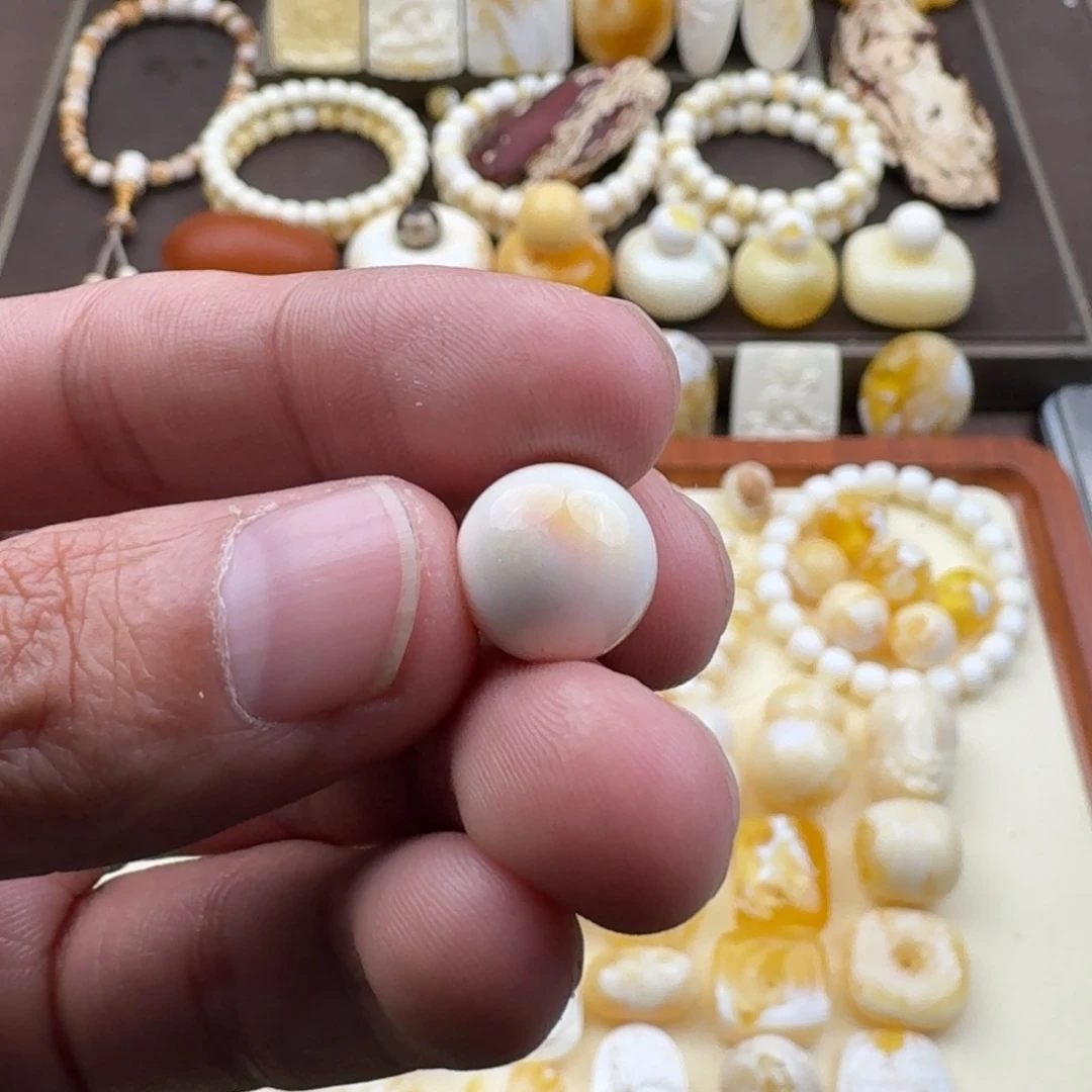 布***克琥珀未镶嵌裸石蜜蜡