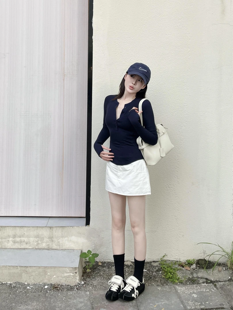 网红洋气炸街女装2025秋季新款V领长袖上衣女时尚休闲短裙套装