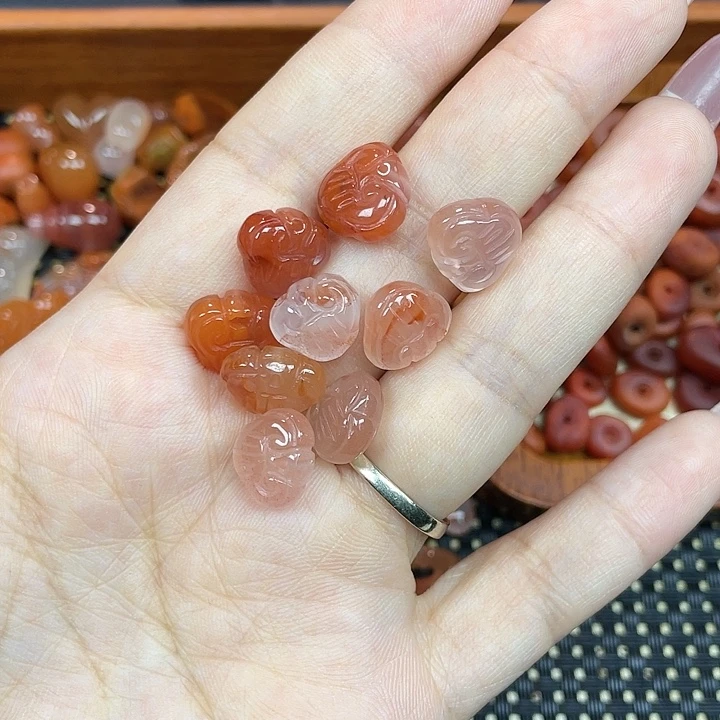 南红玛瑙未镶嵌颈饰如意锁