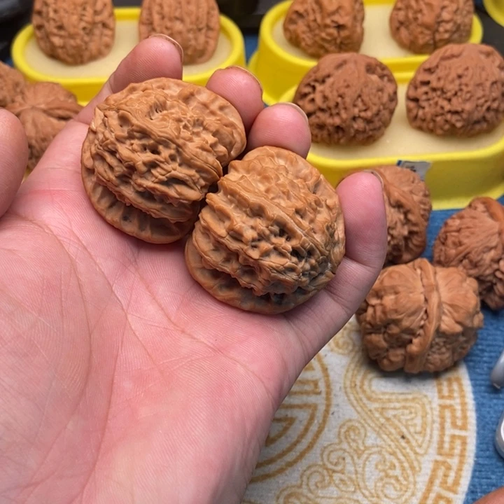 文玩核桃吊坠山地三角白43有修
