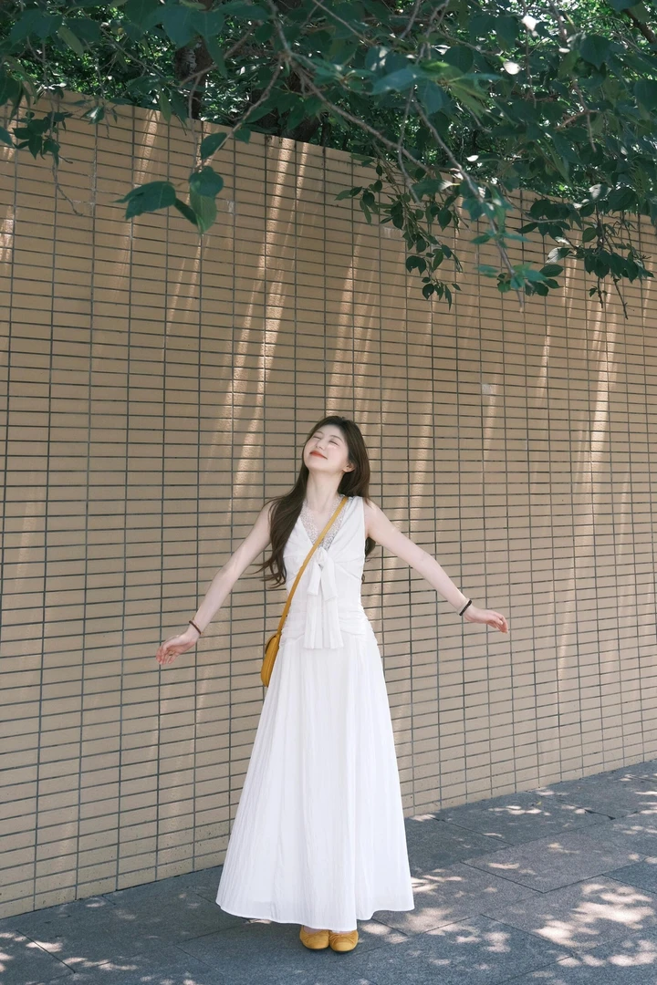 法式V领蕾丝拼接无袖连衣裙女2025夏季白色收腰显瘦气质长裙子潮