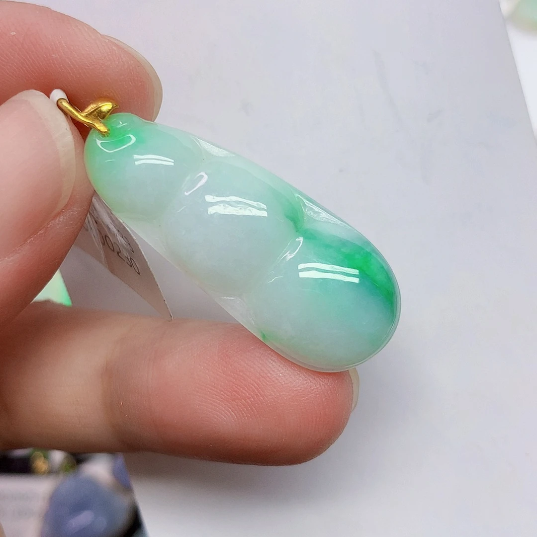 颈饰18K金镶嵌翡翠豆子