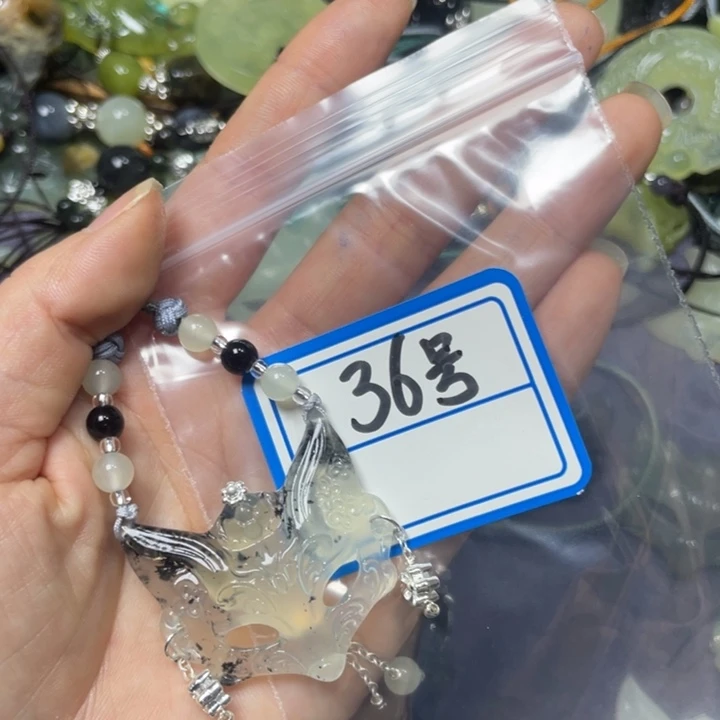 蛇纹石玉颈饰合金狐**儿