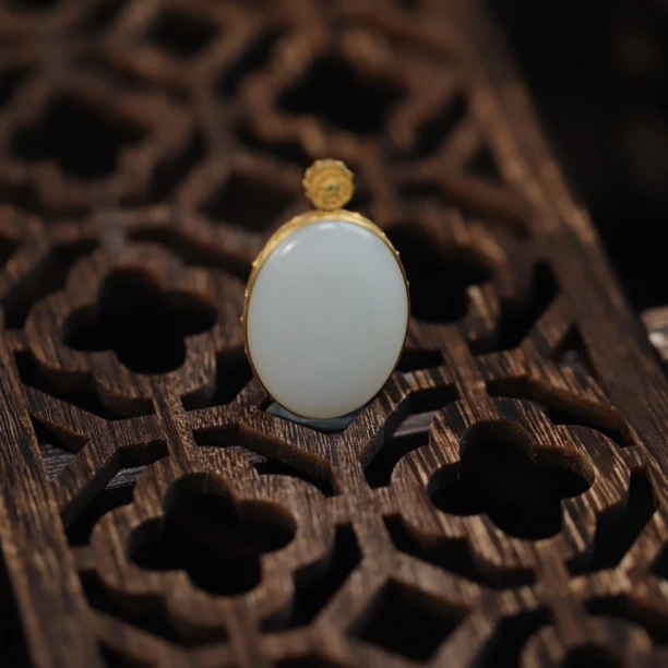 新疆和田玉18K金椭圆无事牌吊坠古法挂坠气质女款精美百搭大女王