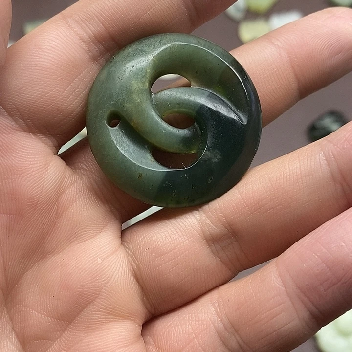 蛇纹石玉未镶嵌颈饰