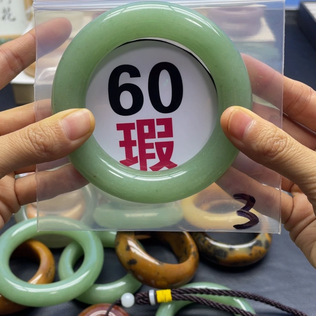 未镶嵌手镯石英质玉