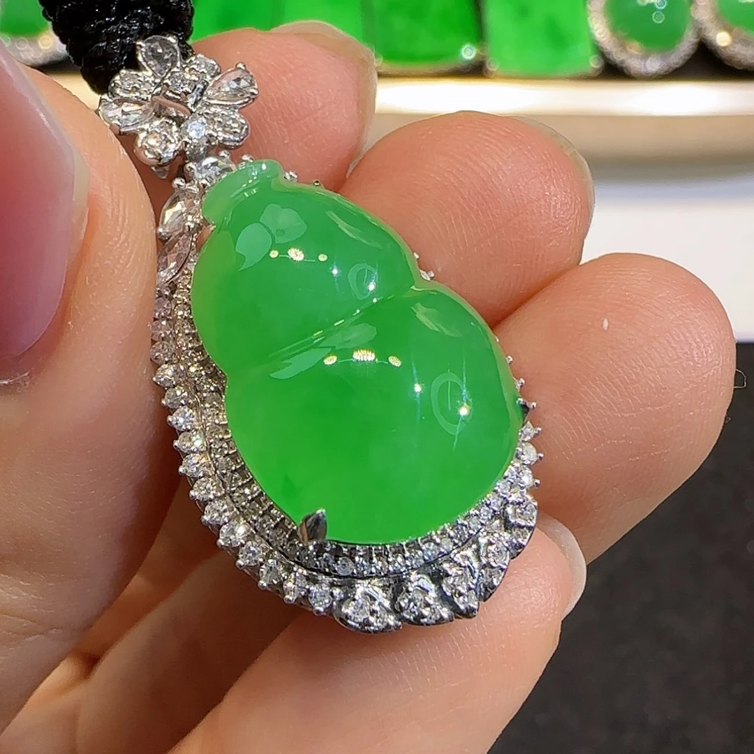 翡翠18K金镶嵌颈饰葫芦