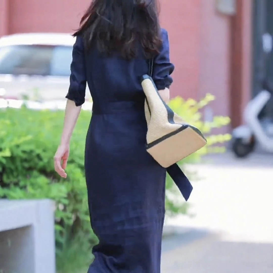 哥弟阿玛施正P#洋气V领亚麻连衣裙女