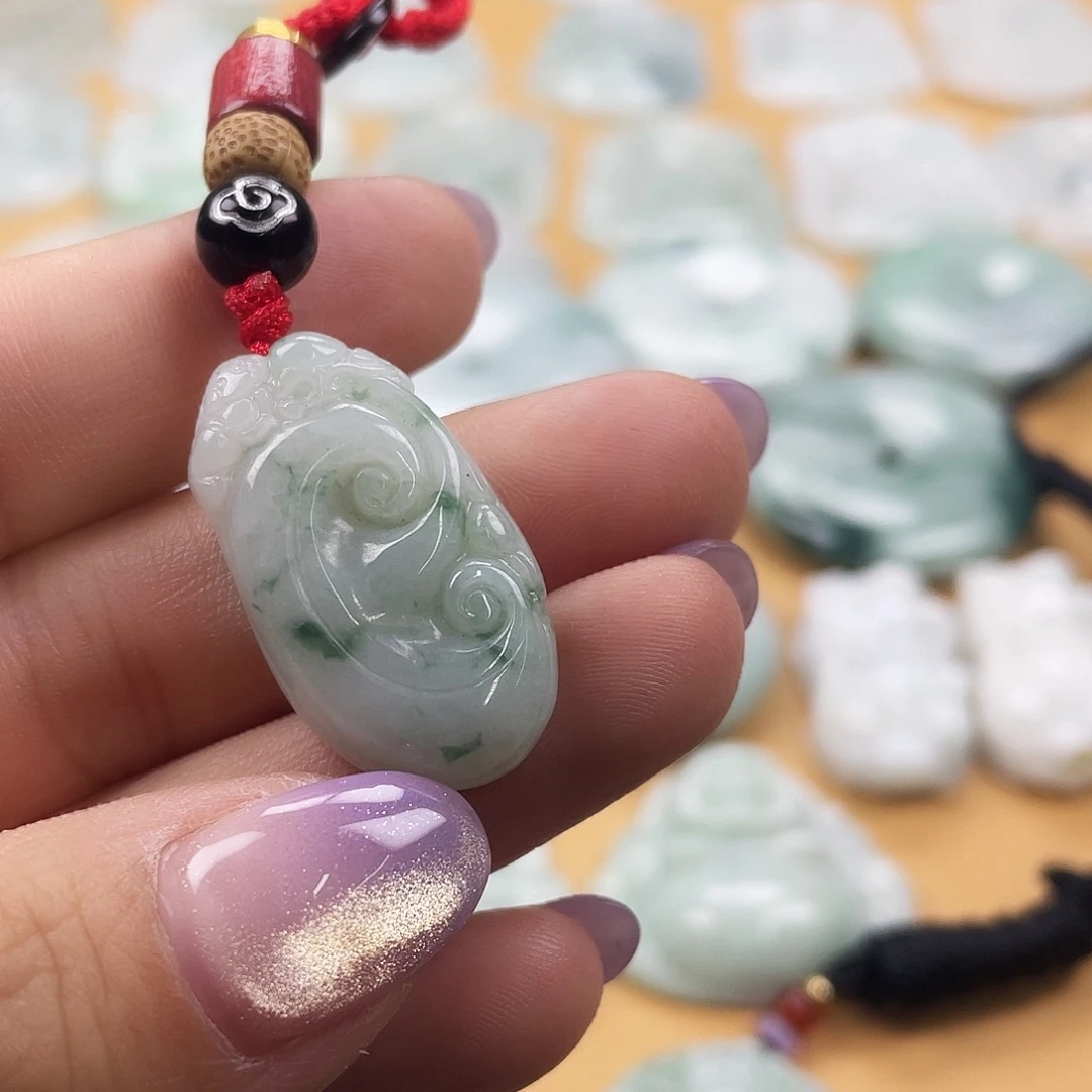翡翠未镶嵌颈饰如意