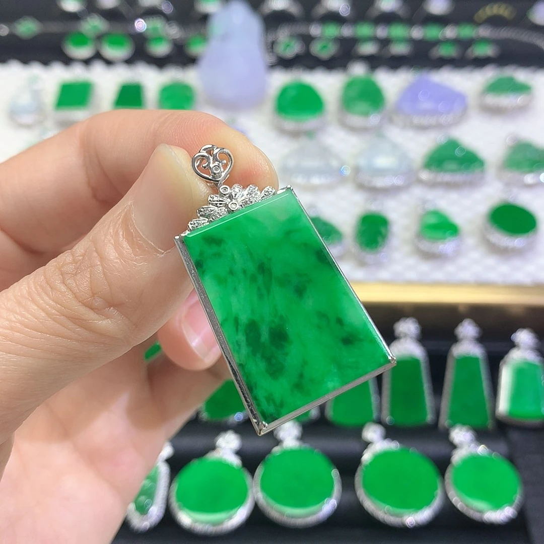 颈饰18K金镶嵌翡翠吊坠