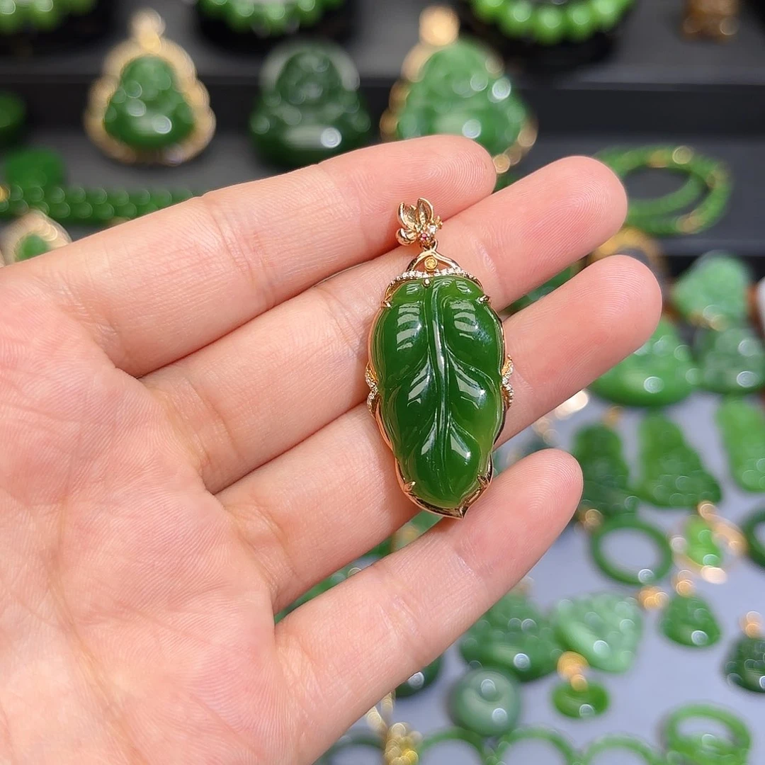 颈饰18K金镶嵌和田玉（碧玉）