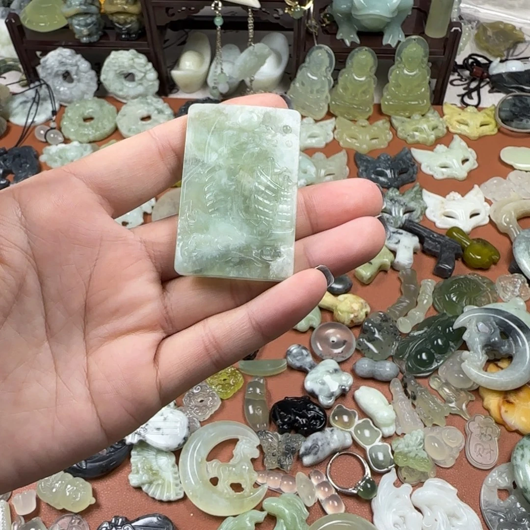 蛇纹石玉未镶嵌颈饰一帆风顺