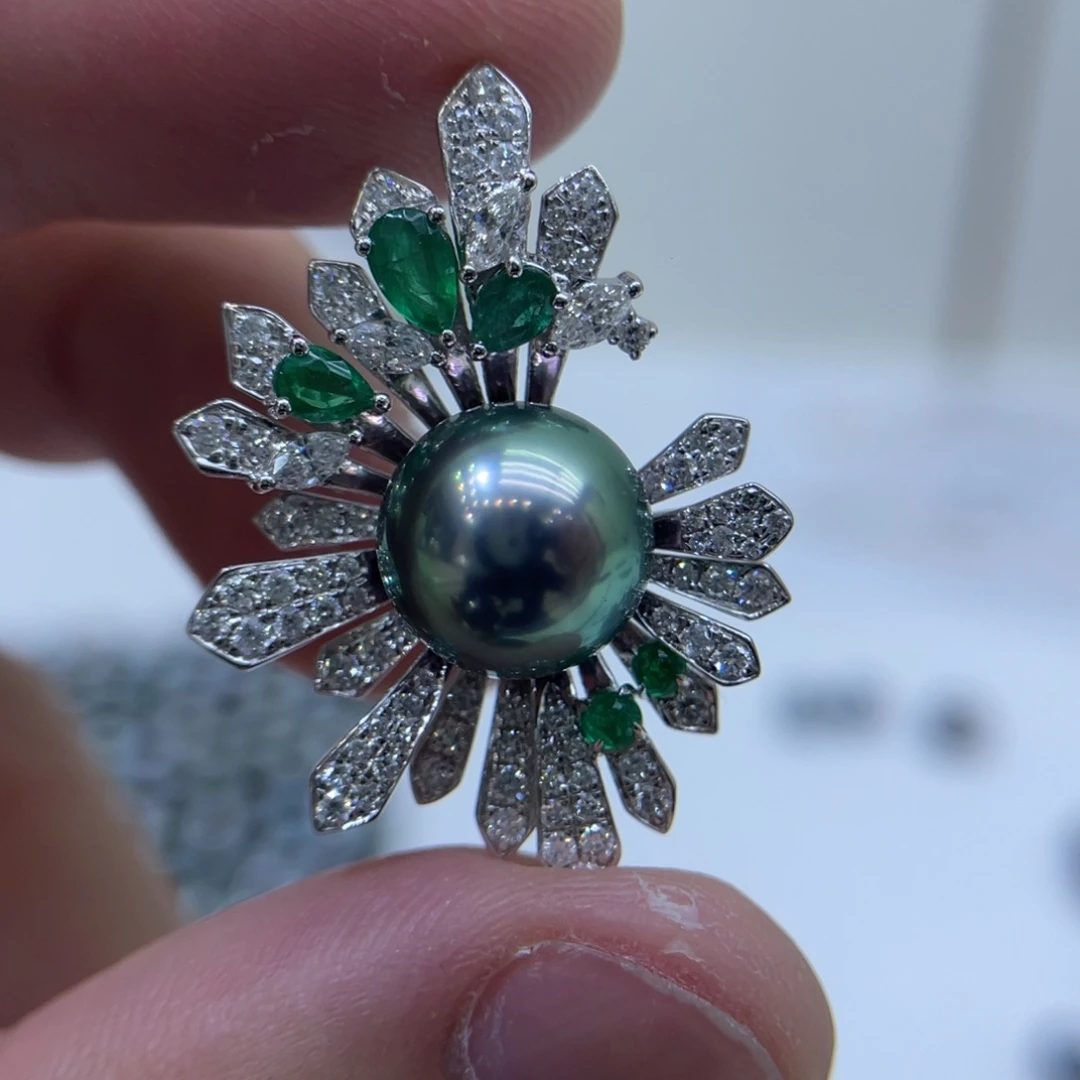 18K金镶嵌海水珍珠颈饰