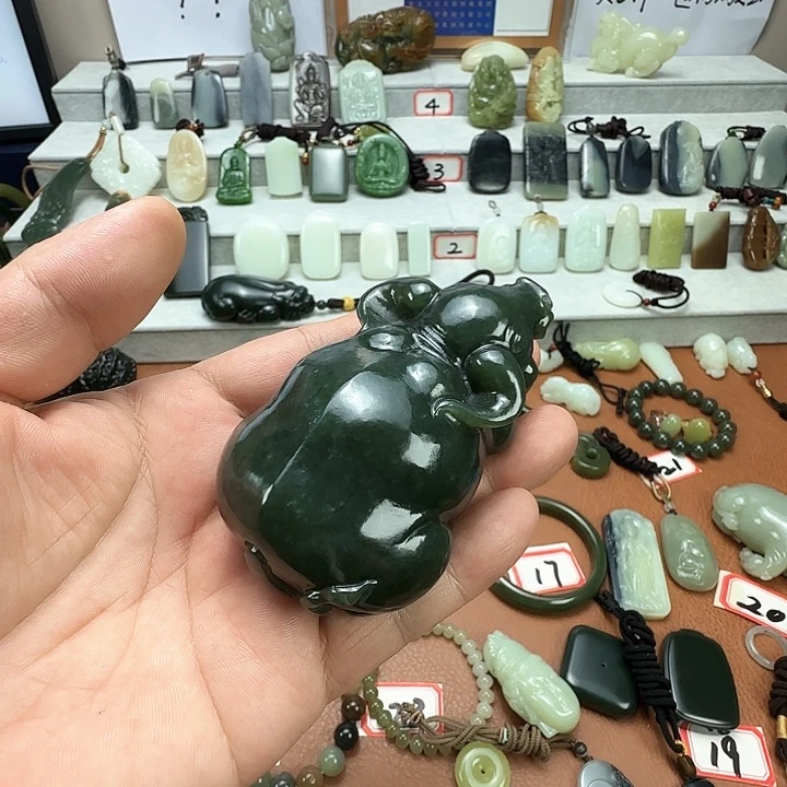 伟***人颈饰未镶嵌和田玉