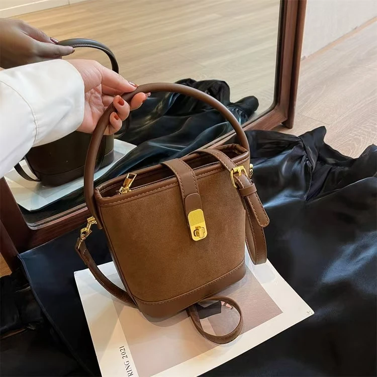 新款流行女包百搭新款水桶包时尚复古斜挎包磨砂感手提单肩多用包