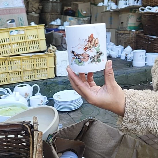 瓷库存微瑕三打白骨精笔筒