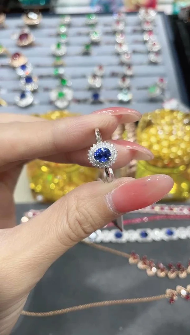 18K金镶嵌蓝宝石戒指戴妃款