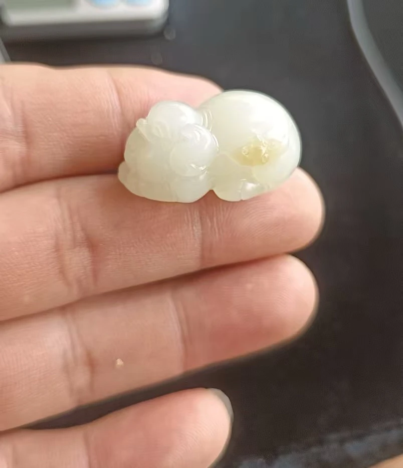 新疆和田玉糖白小猪