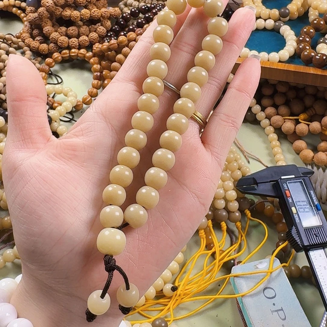 白玉菩提把件牛**油白玉菩提手持