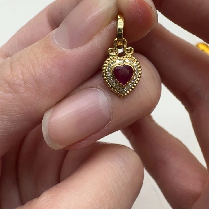 18K金镶嵌颈饰红宝石