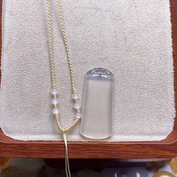 吻***.玛瑙/玉髓未镶嵌颈饰