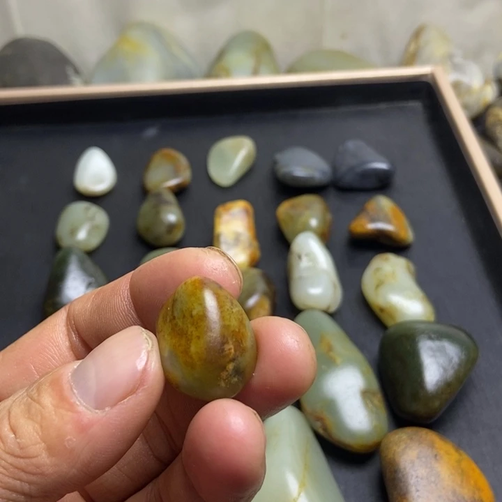 魅***陈和田玉(糖玉)未镶嵌珠宝奇石
