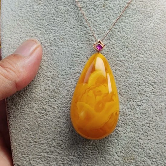 18K金镶嵌吊坠(赠链)蜜蜡