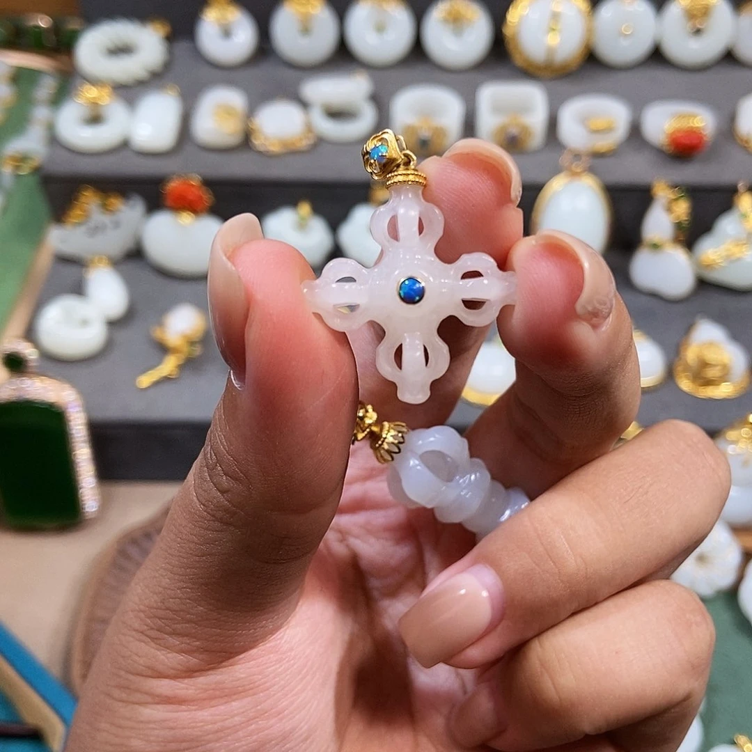 颈饰18K金镶嵌和田玉十字金刚杵