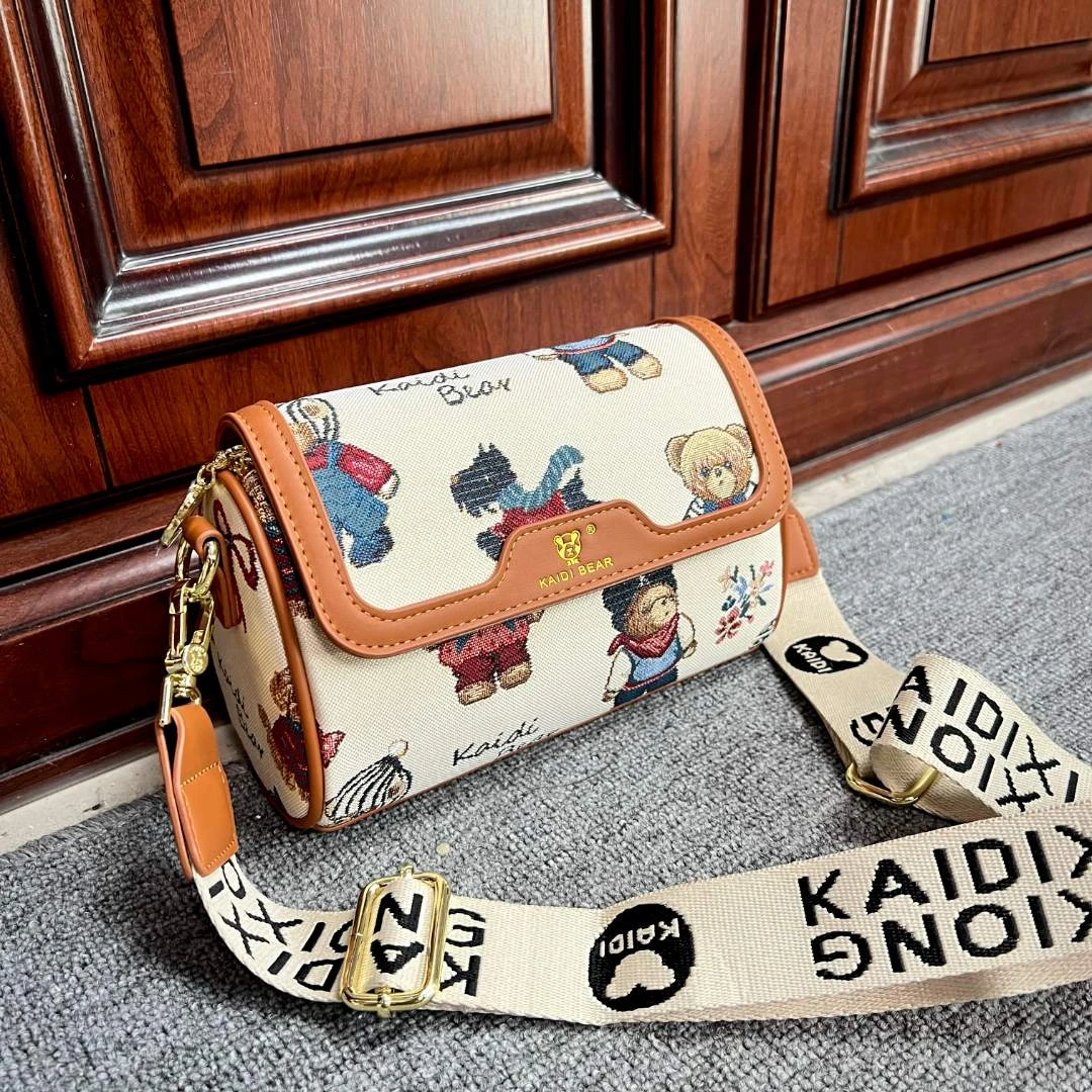 凯蒂小熊品牌包包K-156新款刺绣翻盖邮差包