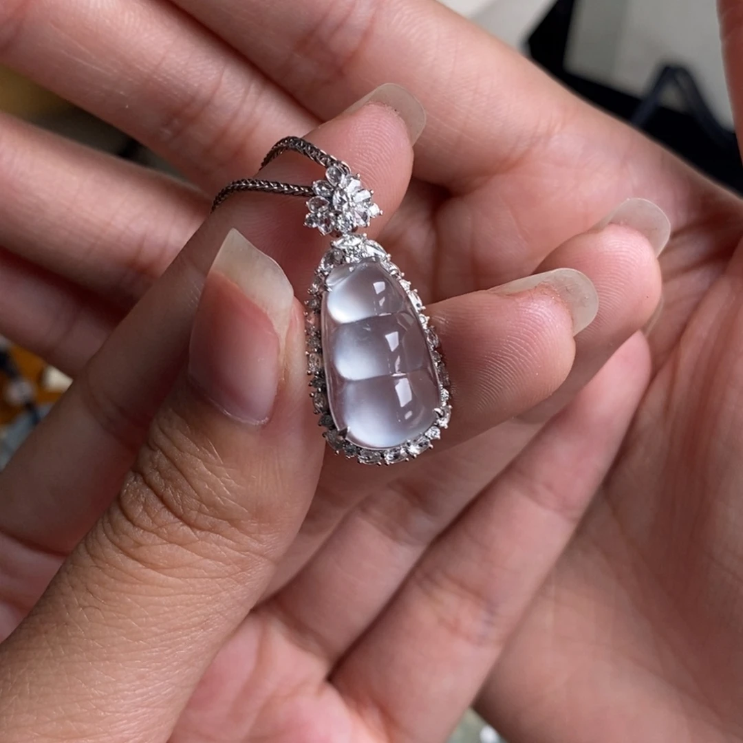 翡翠18K金镶嵌颈饰玻璃种起钢精致珠宝感很强福豆吊坠