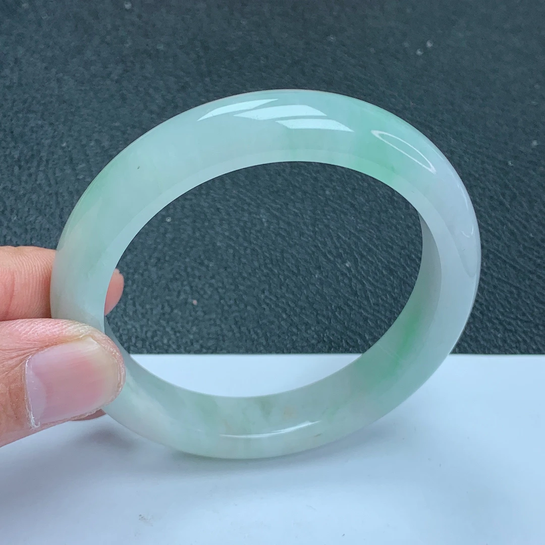 天然缅甸翡翠Ａ货手镯冰糯种飘绿55.9圈口手镯