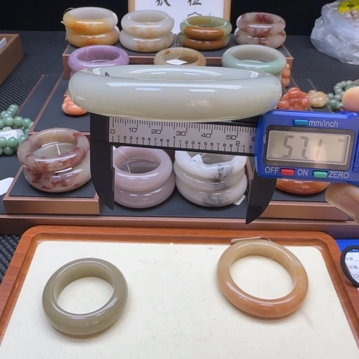 石英岩玉未镶嵌手镯