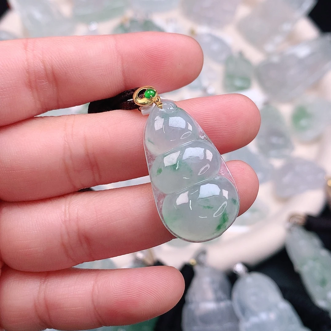 翡翠颈饰18K金镶嵌冰胶飘阳绿豆子